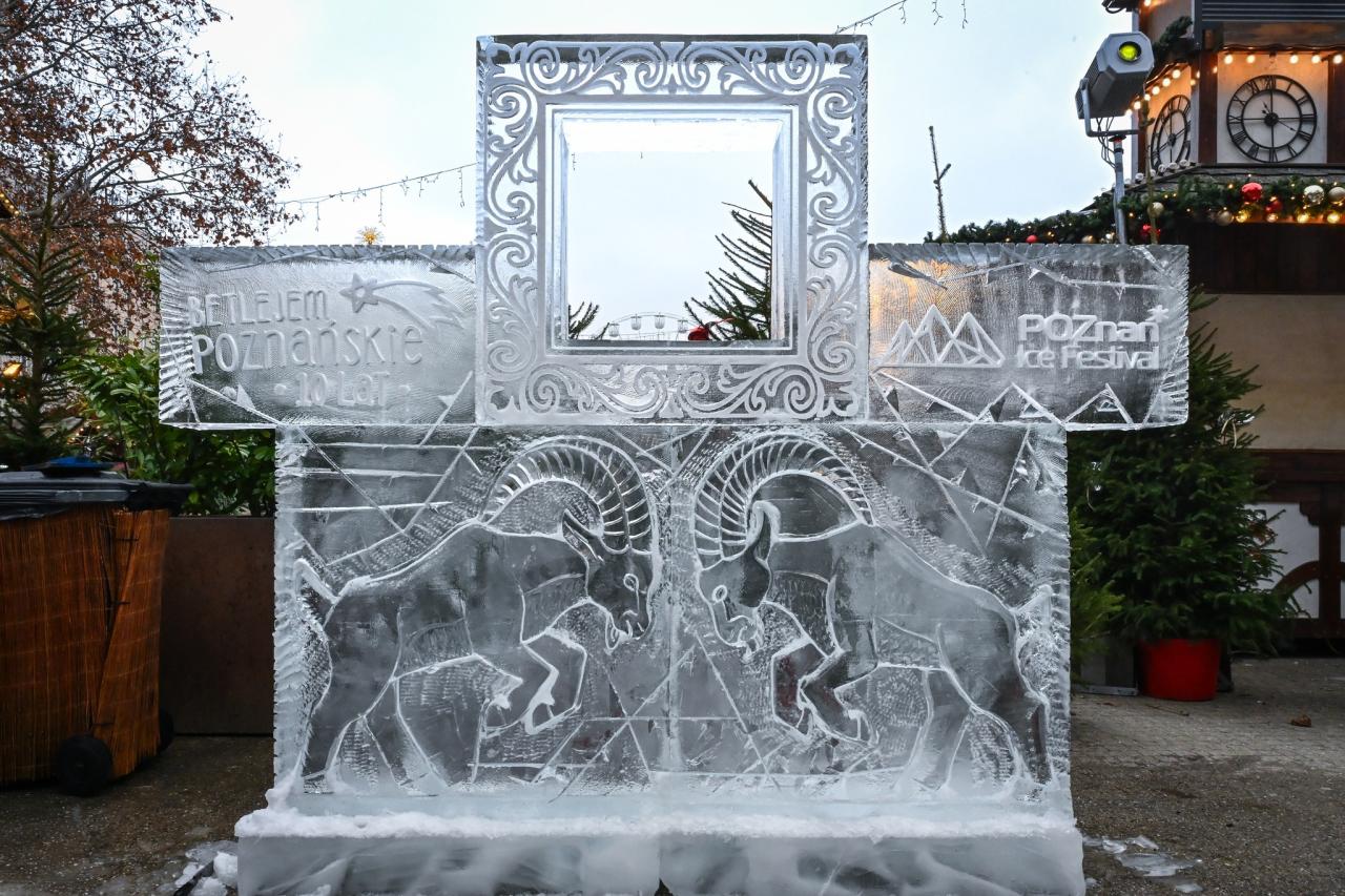 Pierwsza lodowa rzeźba już jest! Jeszcze w piątek pierwszy konkurs w ramach Poznań Ice Festival