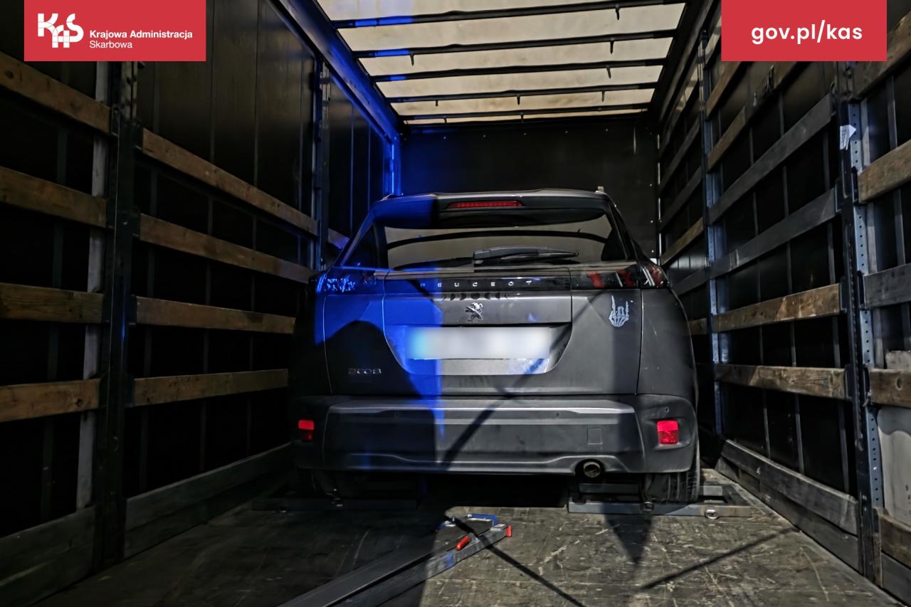 Zwykła kontrola na A2 zakończona zatrzymaniem kierowcy. W naczepie miał kradzione auto