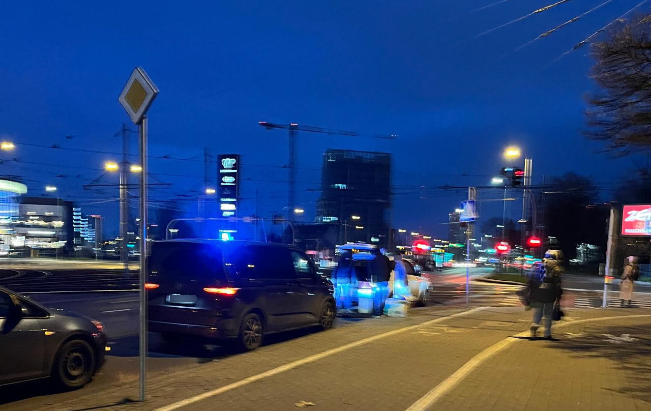 Akcja policji na Jana Pawła II. "Nieoznakowane radiowozy. Kilka godzin przeszukują czyjeś auto"