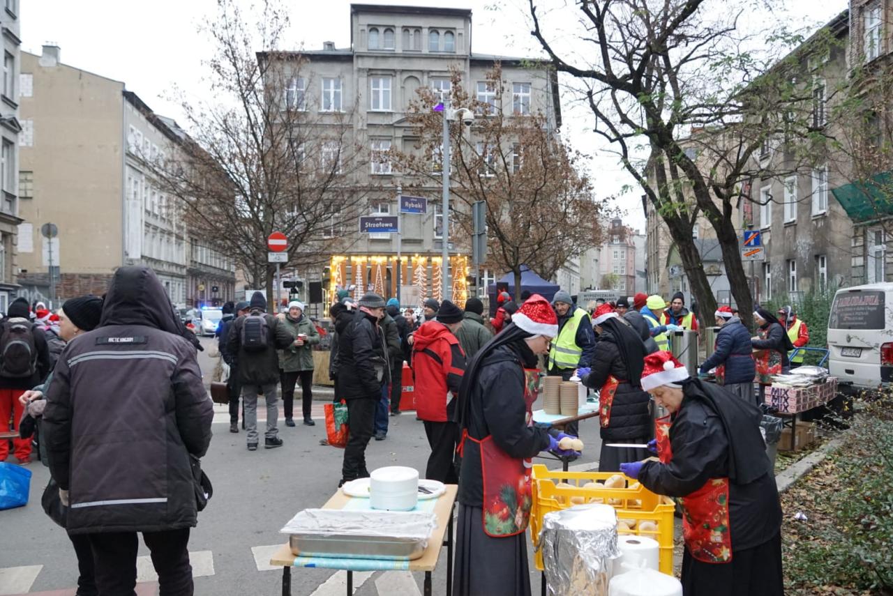 Dziś pierwsza Wigilia w naszym mieście. Będą rozdawać jedzenie i upominki dla dzieci.