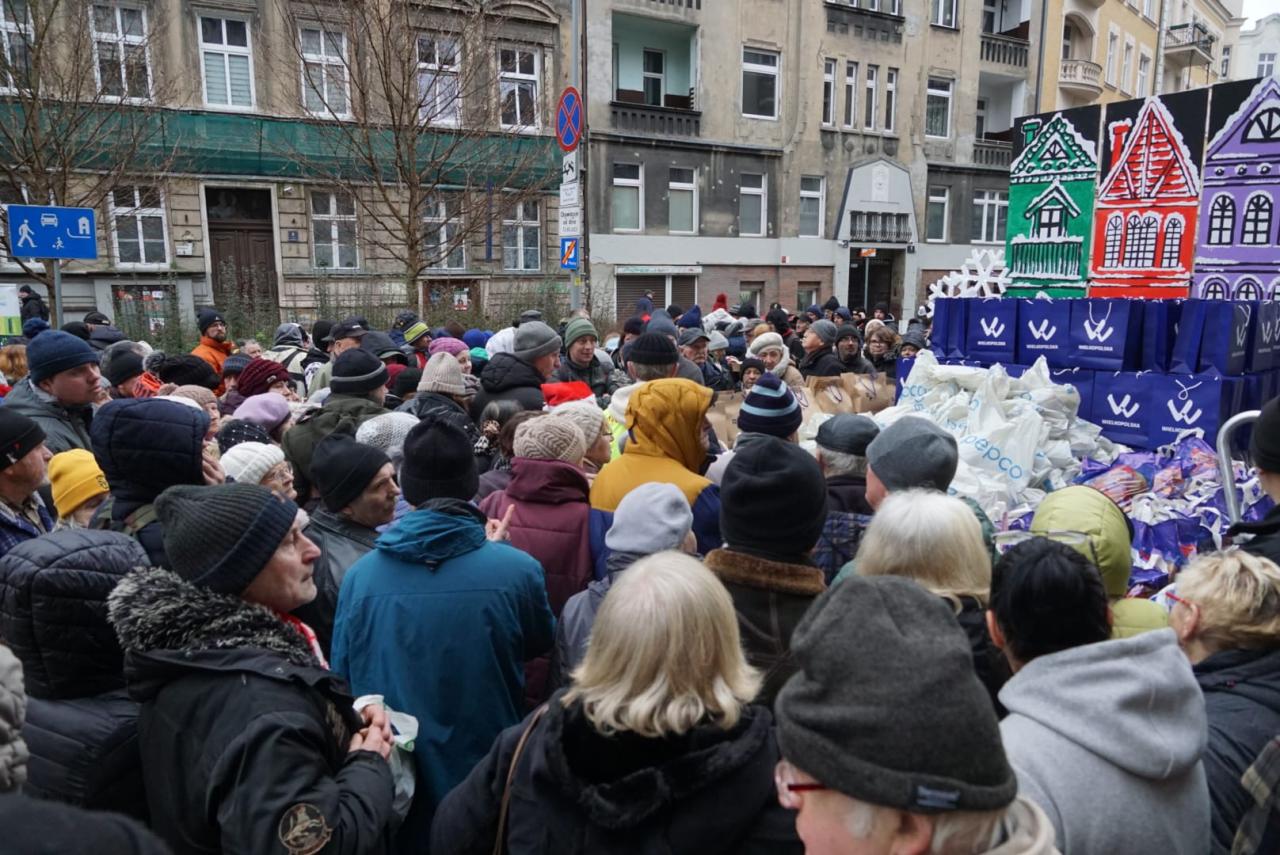 Sporo osób na Wigilii w centrum miasta. Był poczęstunek i upominki dla dzieci