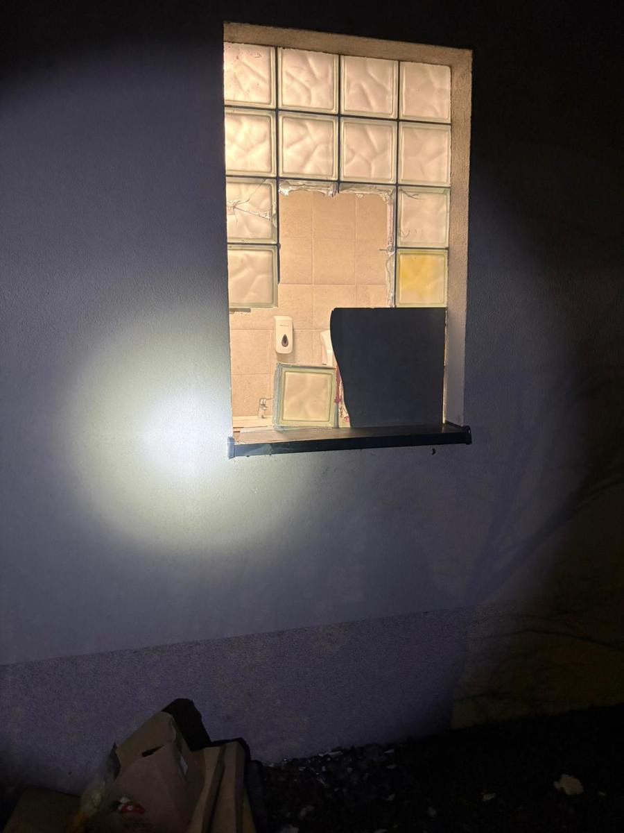 Region. Wybił szybę, by wejść do miejskiej toalety. Musi odpracować szkody