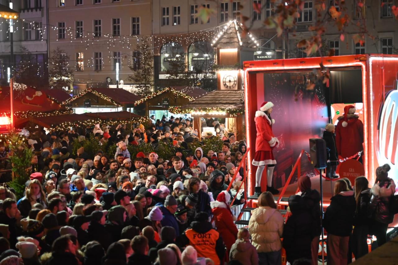 Charakterystyczna czerwona ciężarówka w Poznaniu. Na placu Wolności ogromne tłumy!