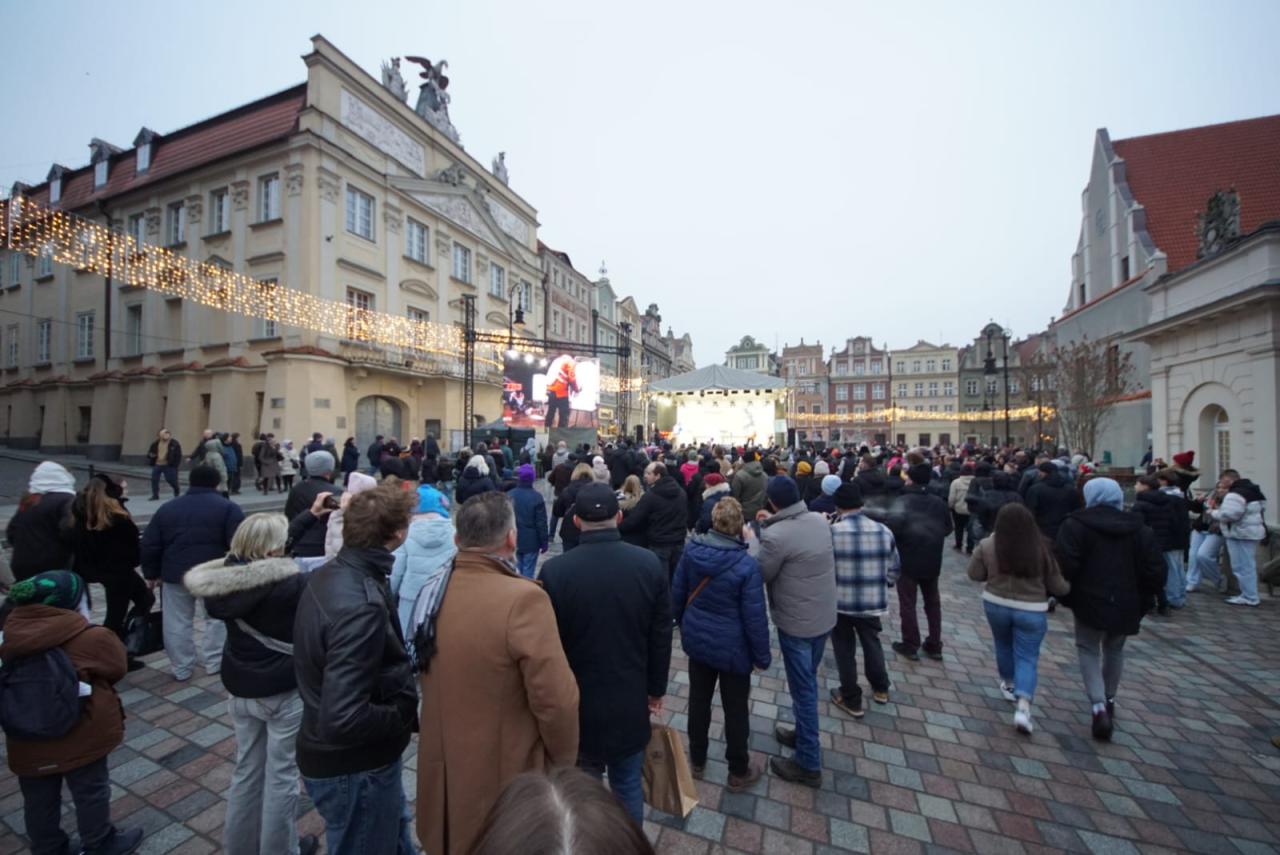 Mroźnych arcydzieł coraz więcej. Na Stary Rynek przyciągają tłumy