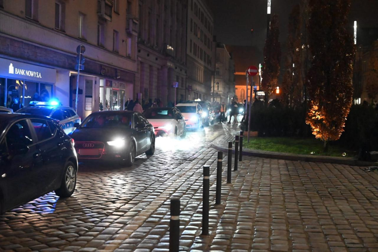 Centrum miasta przeżywa oblężenie. Samochody stoją w ogromnym korku