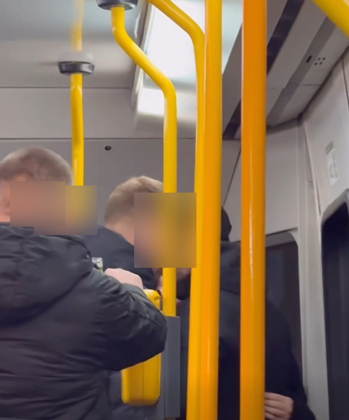 Brutalny atak na obcokrajowców w tramwaju. Zatrzymano dwie osoby