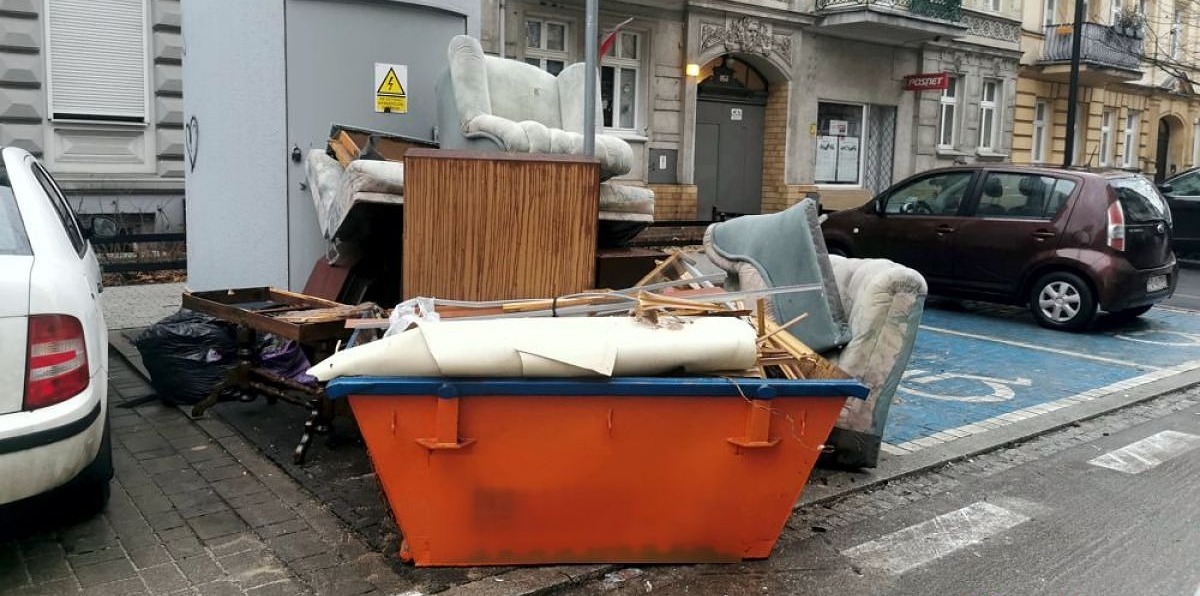 Przestrzega przed "oszustem" zgłaszającym się po darmowe meble i sprzęty. "Oferuje, iż zabierze wszystko, a bierze tylko to, co może spieniężyć"