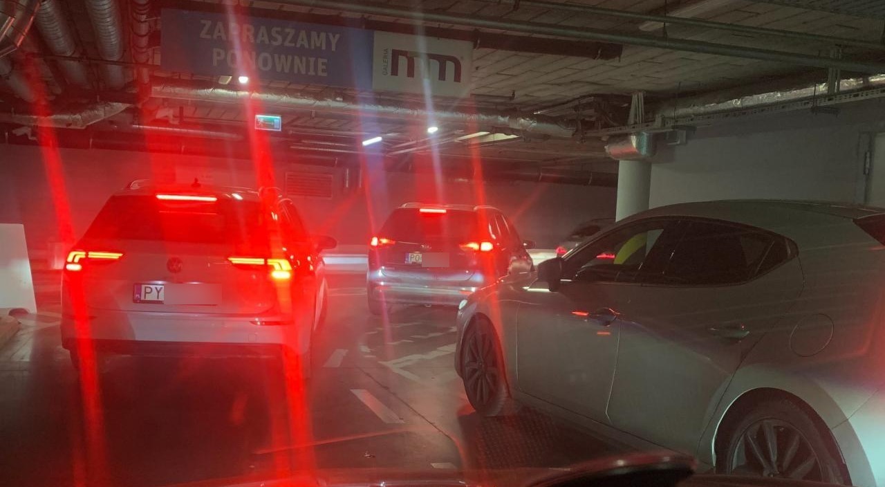 Na godzinę utknęli w korku na parkingu niewielkiej galerii handlowej w centrum Poznania