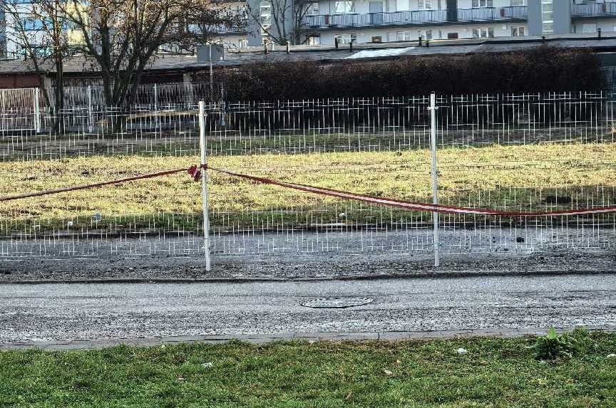 Kierowcy od lat nielegalnie parkowali auta na klepisku w sąsiedztwie Biedronki, teren nagle opłotowano. "Teraz zaparkować graniczy z cudem"