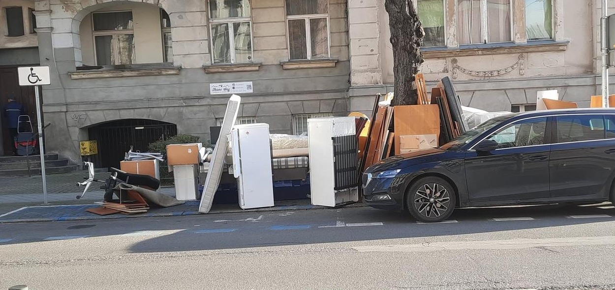 Gabaryty składowane na miejscu parkingowym dla niepełnosprawnych. "Czy to składowisko?"
