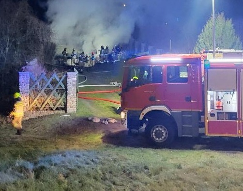 Spłonął dom. Starsze małżeństwo zostało bez dachu nad głową. Ich wnuczek prosi ludzi o pomoc