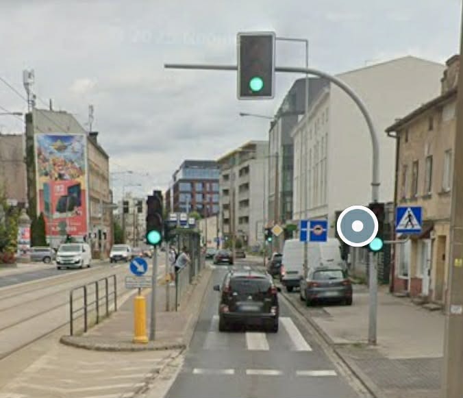 Głogowska: przeszedł po pasach na czerwonym świetle wpatrzony w telefon. Nie zważał na nadjeżdżające samochody