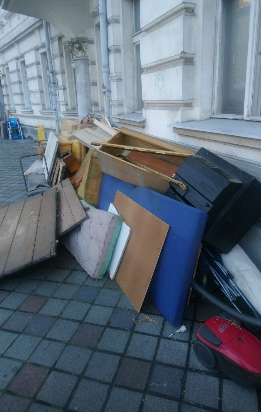 Straż Miejska ustaliła, kto pozbywa się za wcześnie gabarytów i zaśmieca okolicę. Posypały się mandaty karne