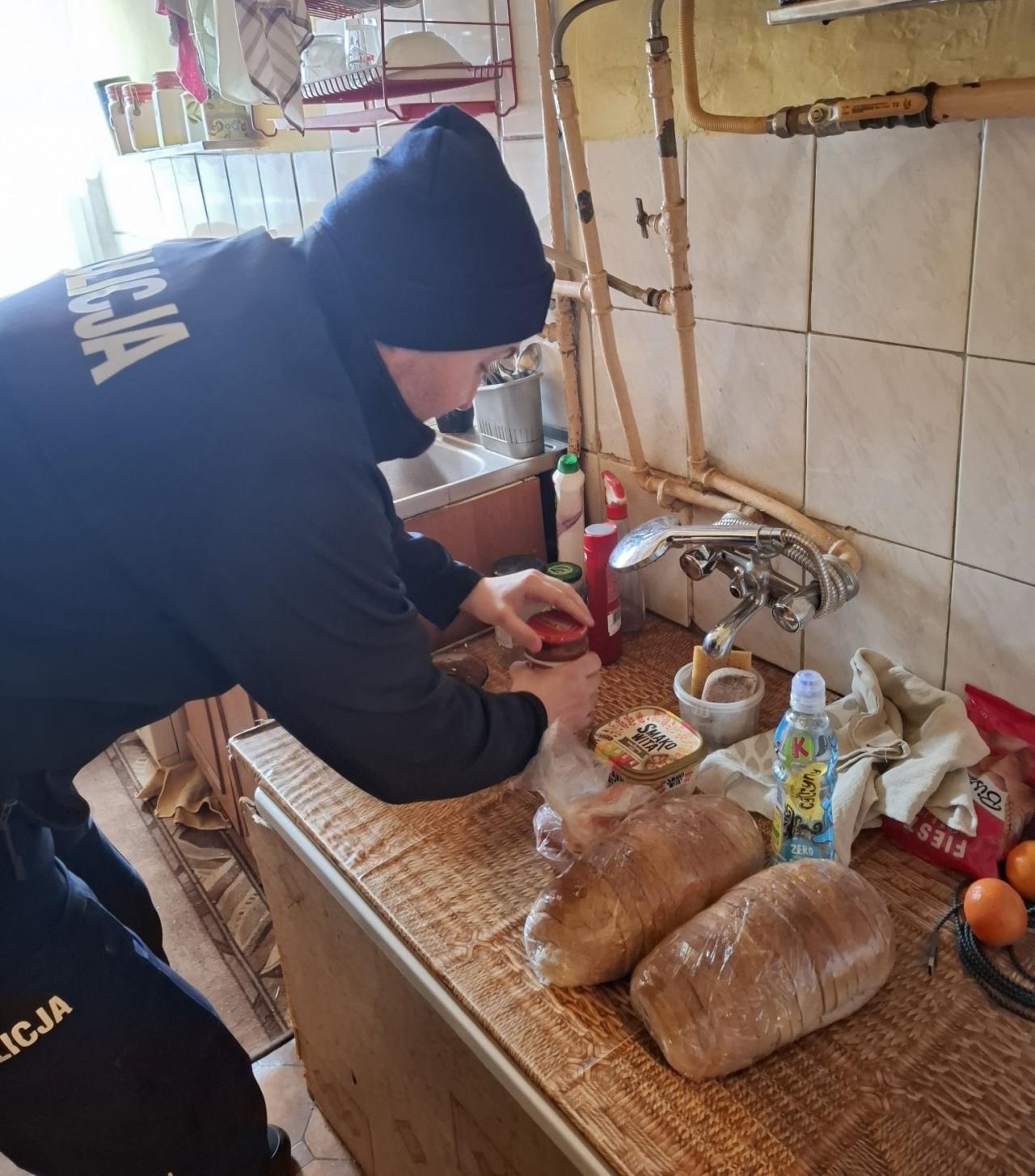 Starsza kobieta zadzwoniła do komendy policji, aby poprosić o pomoc. Syn zostawił ją bez jedzenia. Policjanci zrobili jej zakupy