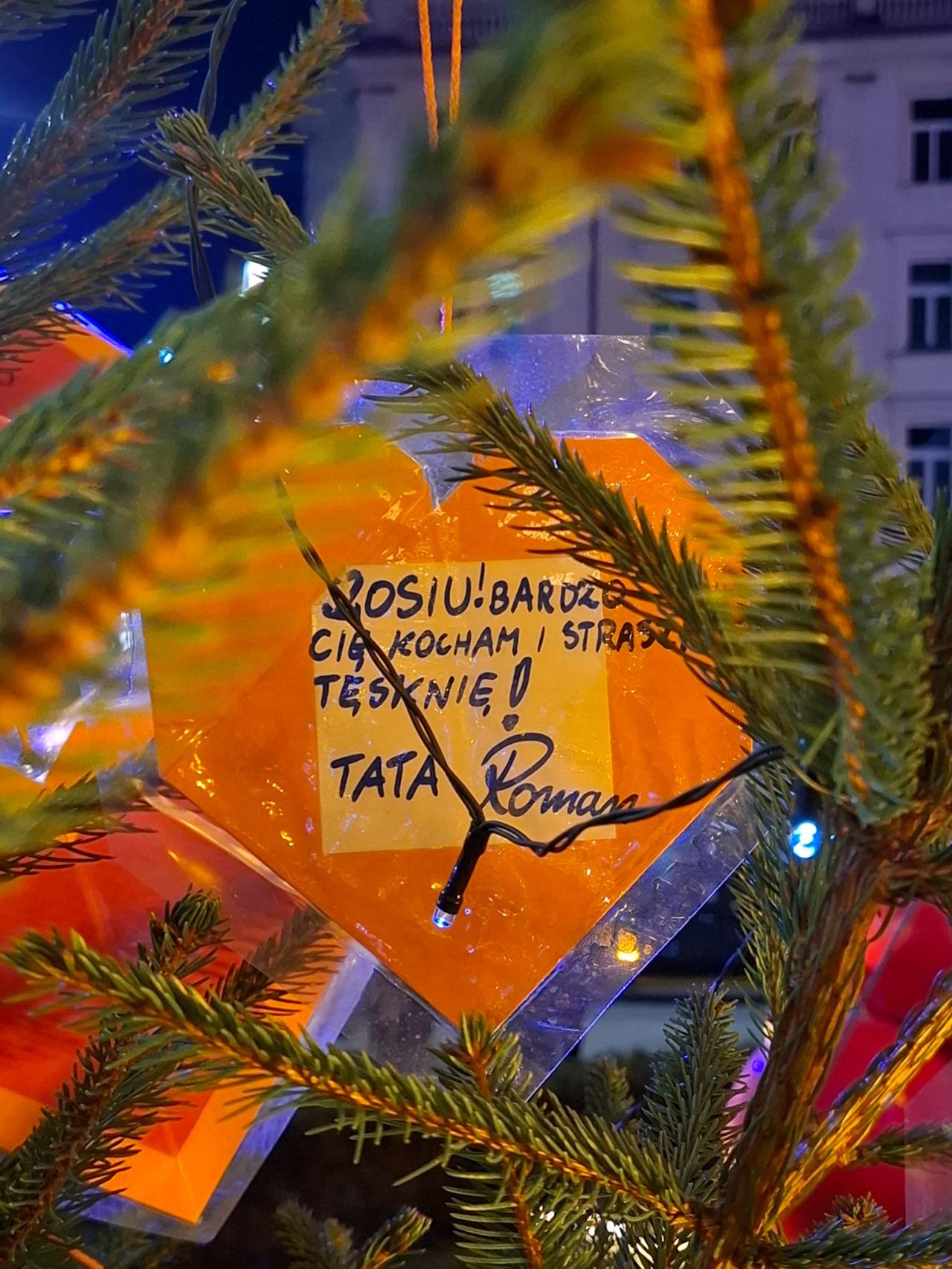 Serduszka z przejmującymi napisami na placu Wolności. "Okrutny los nie pozwala nam się spotkać. Pamiętaj córeczko, iż tata bardzo Cię kocha"