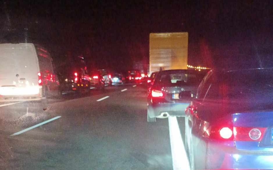 Korek na S5 pod Poznaniem. Auta wjechały w bariery! Strażacy: "mamy sporo zdarzeń przez warunki atmosferyczne"