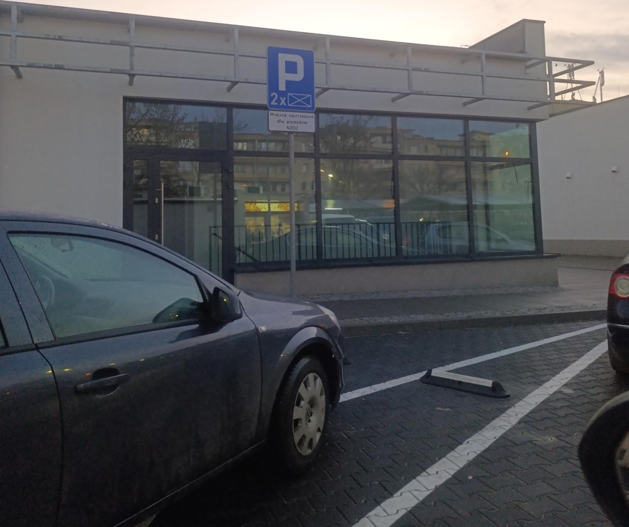 Mieszkańcy skarżą się na zbyt mało miejsc parkingowych, a dwa właśnie zabrano na "koperty" dla przychodni. "Czy to normalne?"