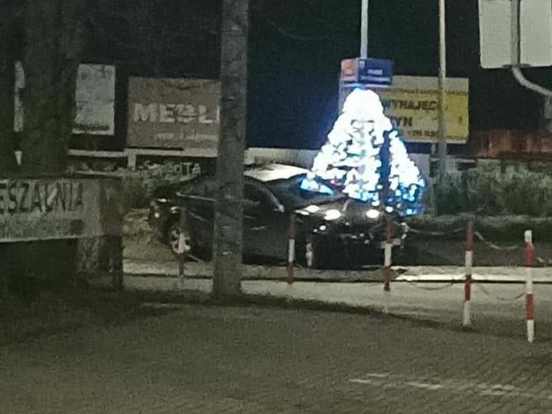 Region. Pijany 23-latek wjechał na środek ronda, porzucił pojazd i próbował uciekać pieszo przed policją