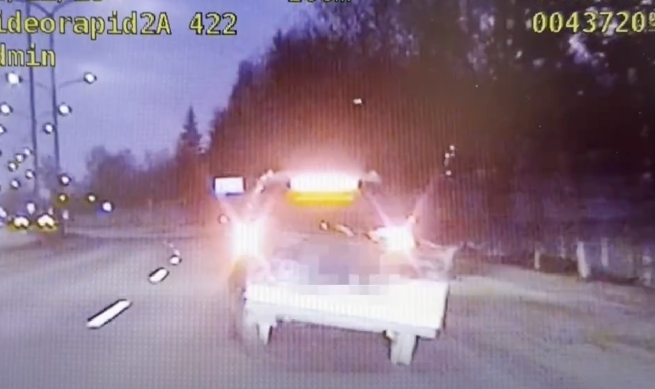 81-latek z regionu ciągnął za sobą "tańczącą" przyczepkę. "Jedno z kół nie miało opony, a drugą kierowca zgubił tuż przed radiowozem"