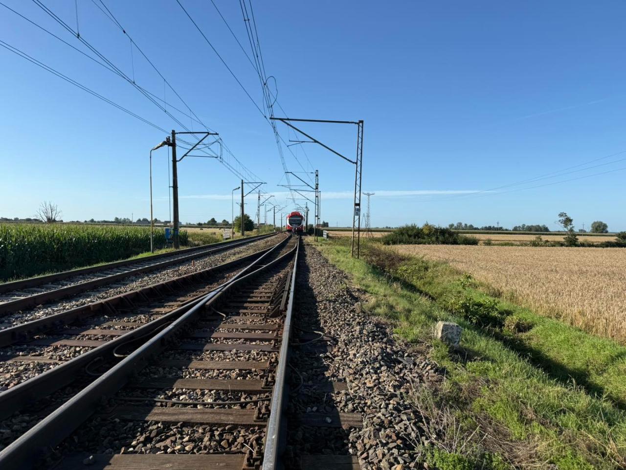 Maszynista zauważył nastolatkę przy torach. Zatrzymał pociąg i zabrał ją do środka. Uratował jej życie?