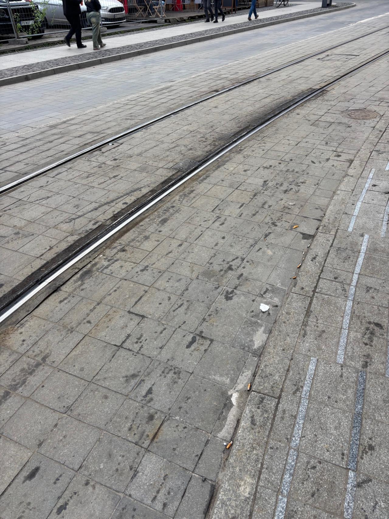 Brudne od smaru torowisko w centrum. "Jesteśmy w najbardziej turystycznej części miasta, wymagajmy od MPK, by szanowali nasze pieniądze"