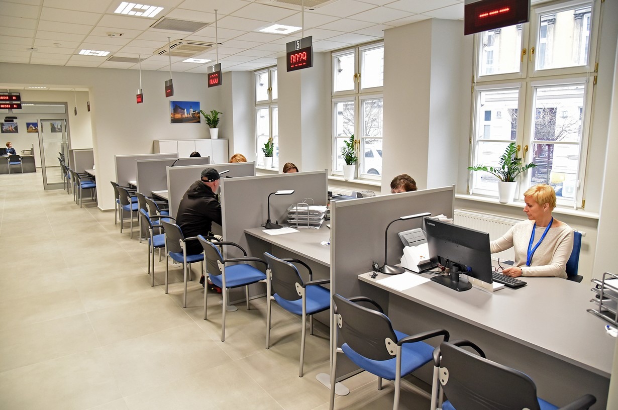 Problemy z wypłatą świadczeń w Poznaniu? "Dla niektórych są to pieniądze, które pozwalają kupić jedzenie"