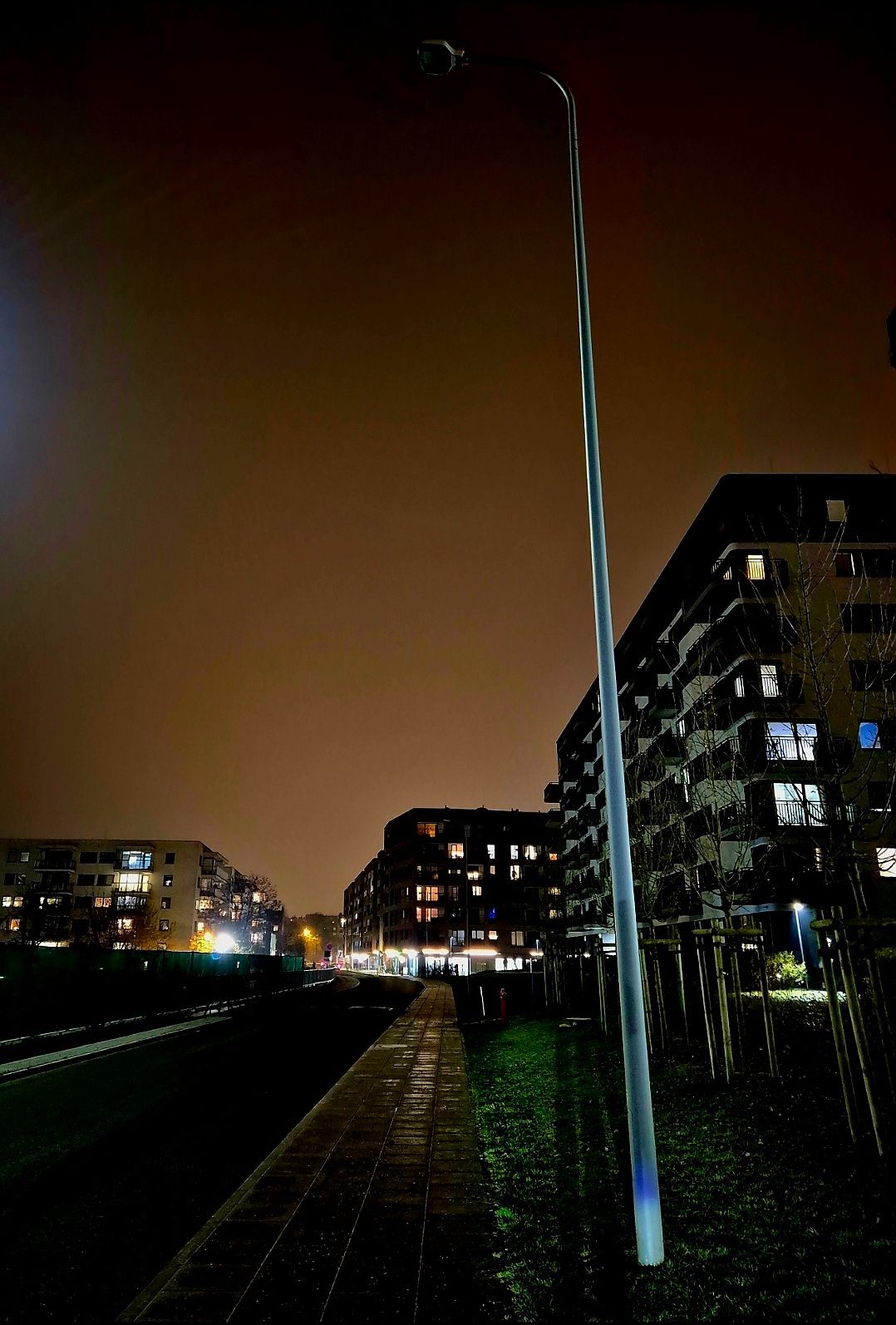 Deweloper wybudował ulicę, ale wciąż nie przekazał jej miastu. Od lat nie działa oświetlenie, droga nie jest też odśnieżana