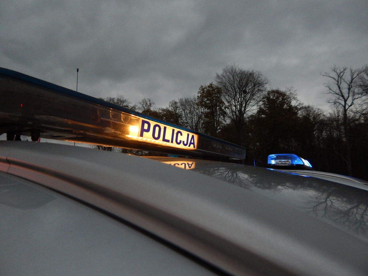 Zadzwonił na policję z informacją, iż czuje się osaczony. Gdy mundurowi przyjechali na miejsce, poprosił, by... przynieśli mu papierosy