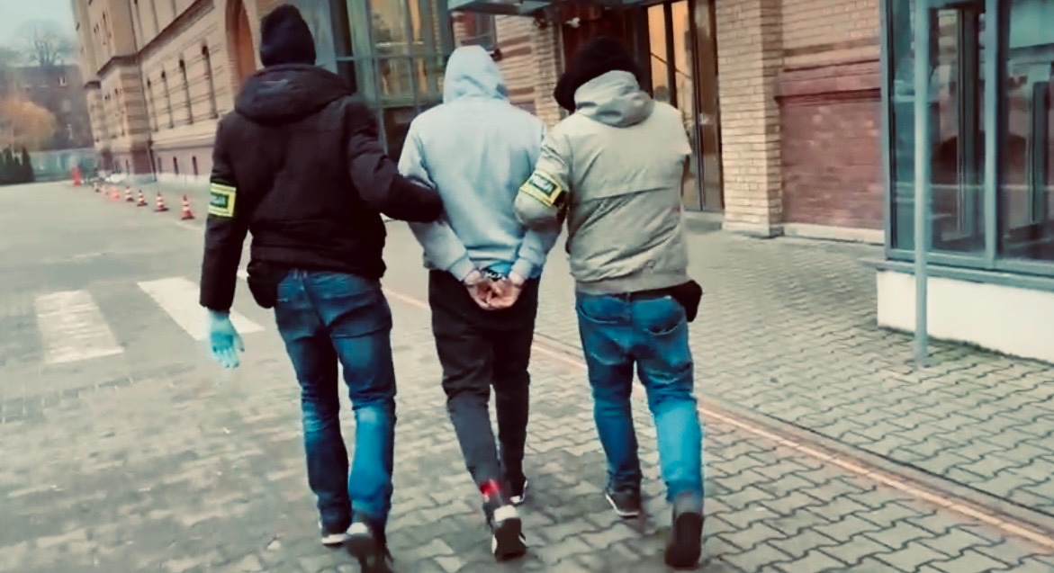 Były hydraulik powodował przerwy w dostawie wody na poznańskich osiedlach. Wycinał zawory warte setki złotych, sprzedawał za "dychę"