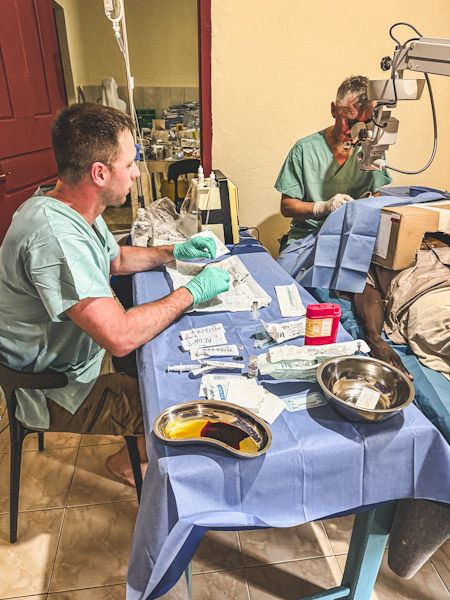 Kolejny sukces lekarzy z poznańskiej fundacji. Ponad 100 osób odzyskało wzrok!