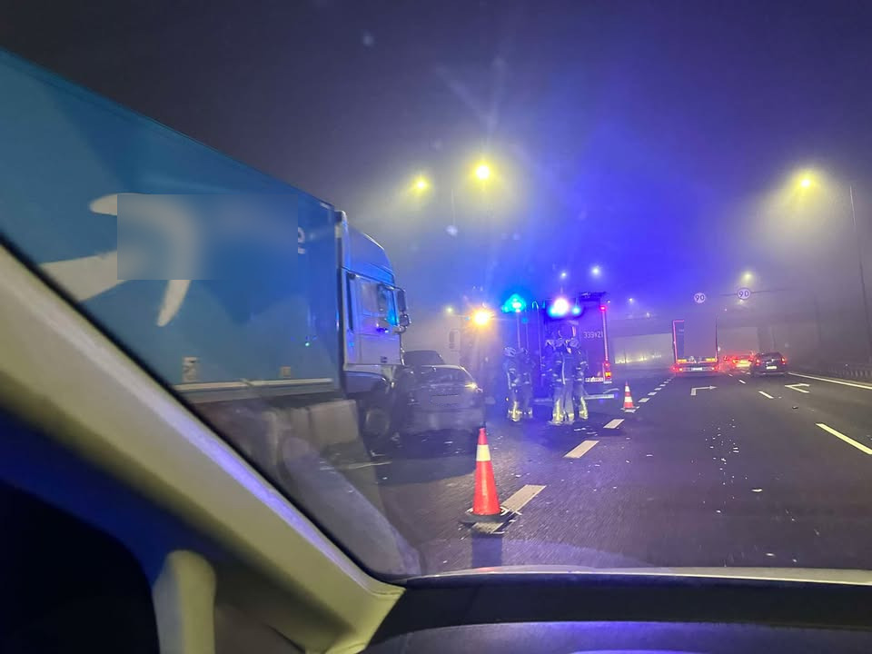 Utrudnienia i korki na A2. Samochód osobowy zderzył się z ciężarówką