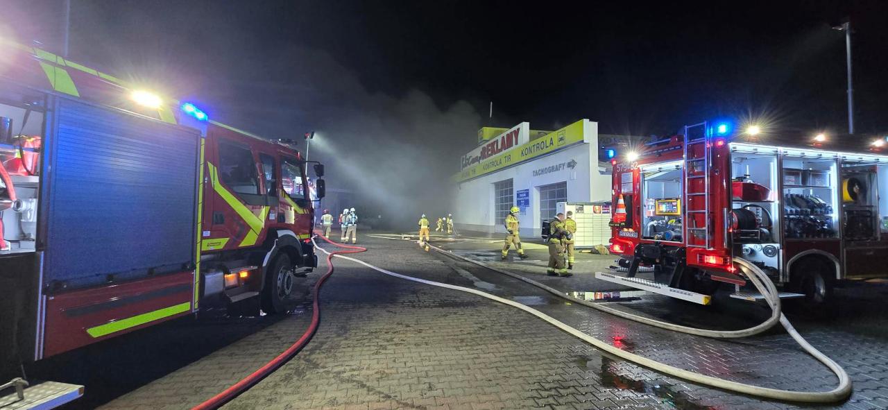 Potężny pożar na terenie jednej z firm w regionie. Ponad 40 strażackich zastępów w akcji