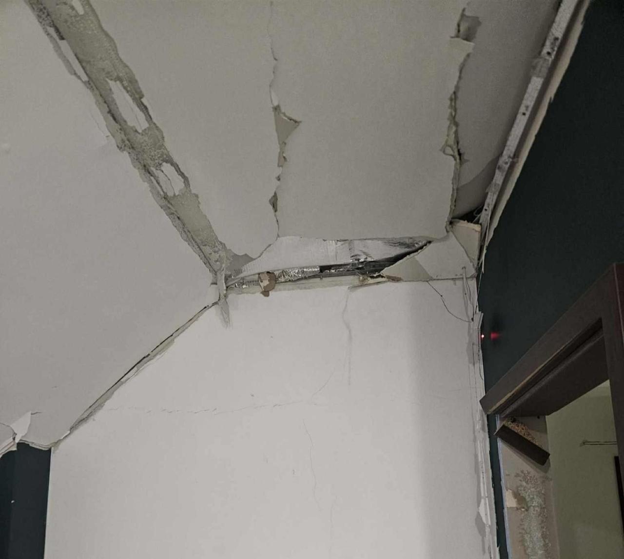 Dwóch 14-latków próbowało modyfikować petardy, wybuch uszkodził dom w Rokietnicy. Chłopcy w szpitalu, jeden w stanie ciężkim