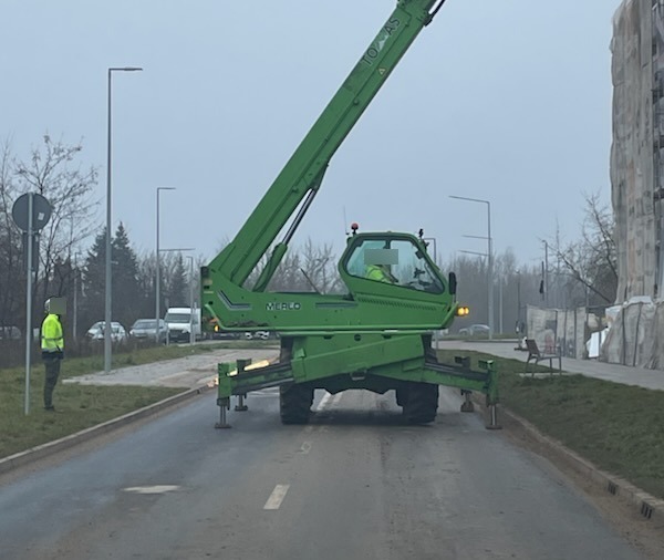 Deweloper w trakcie prac zajmuje całą jezdnię ulicy. "Za nic mają ludzi, arogancja budowlańców"