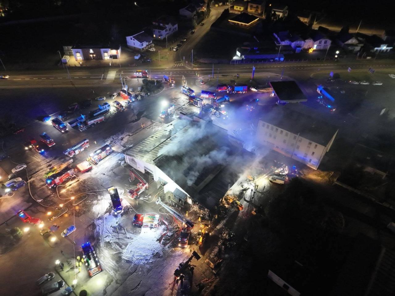 Milionowe straty po pożarze w Rawiczu. Przyczyna na ten moment nieznana