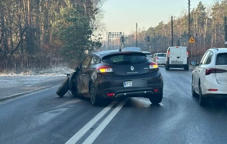 Zderzenie aut w Swarzędzu. "Miejscami jest lód"