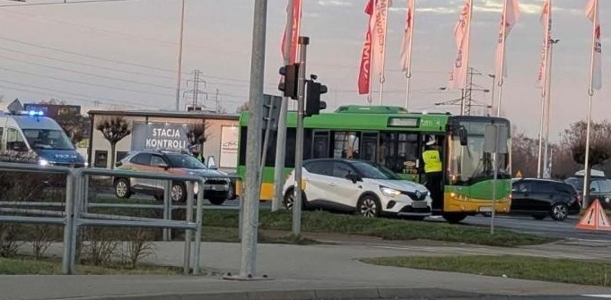 Kobieta upadła w autobusie. Interweniowała policja