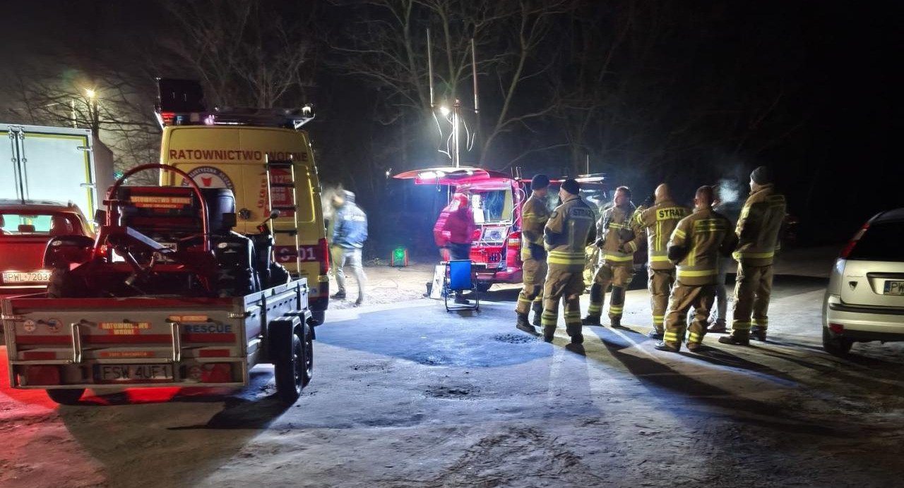 Nieoczekiwana sytuacja podczas poszukiwań zaginionego mężczyzny. "Pies tropiący odnalazł leżącego na ziemi innego mężczyznę."