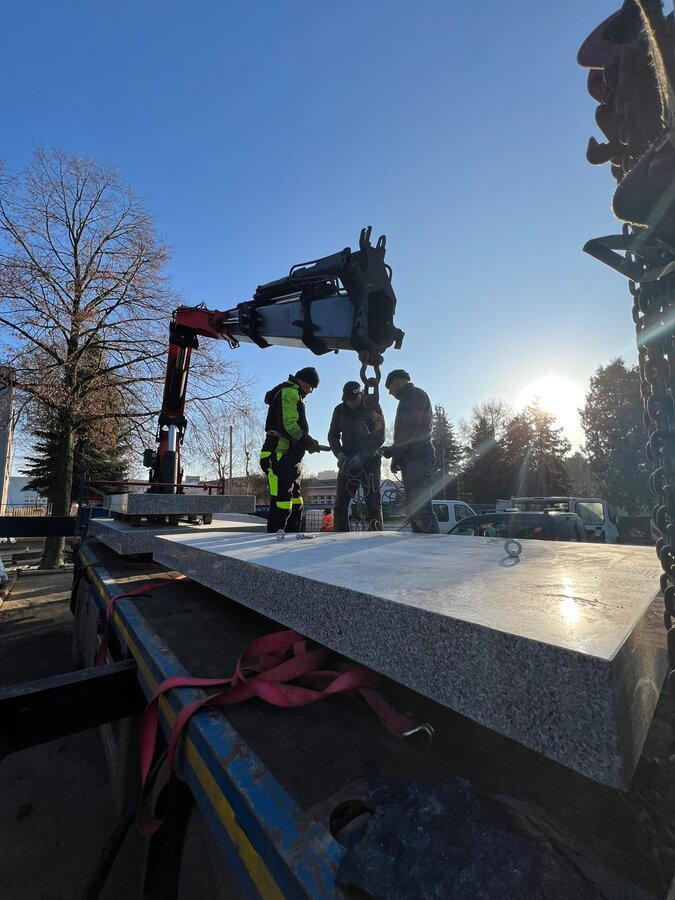 Wielkopolskie miasto będzie miało nowy pomnik. Kamienne elementy ważą kilka ton