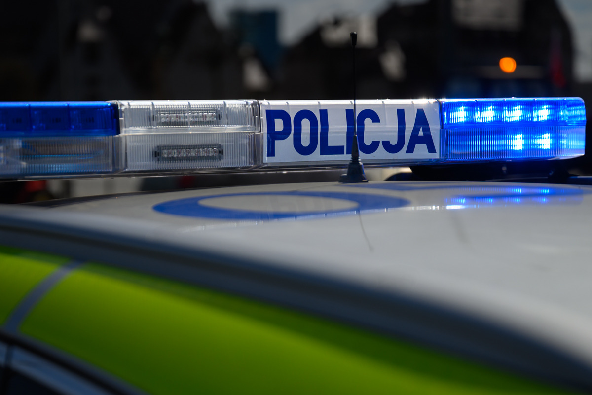 Dramatyczny widok w jednym z poznańskich mieszkań. Dwie maleńkie zaniedbane dziewczynki i leżąca przy drzwiach matka