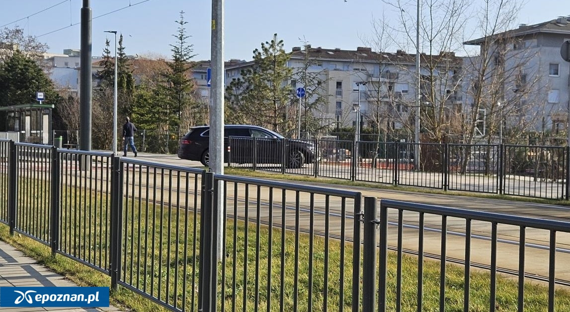 Auta wjeżdżały na drogę rowerową i przejeżdżały nią przez torowisko. Tak już nie będzie