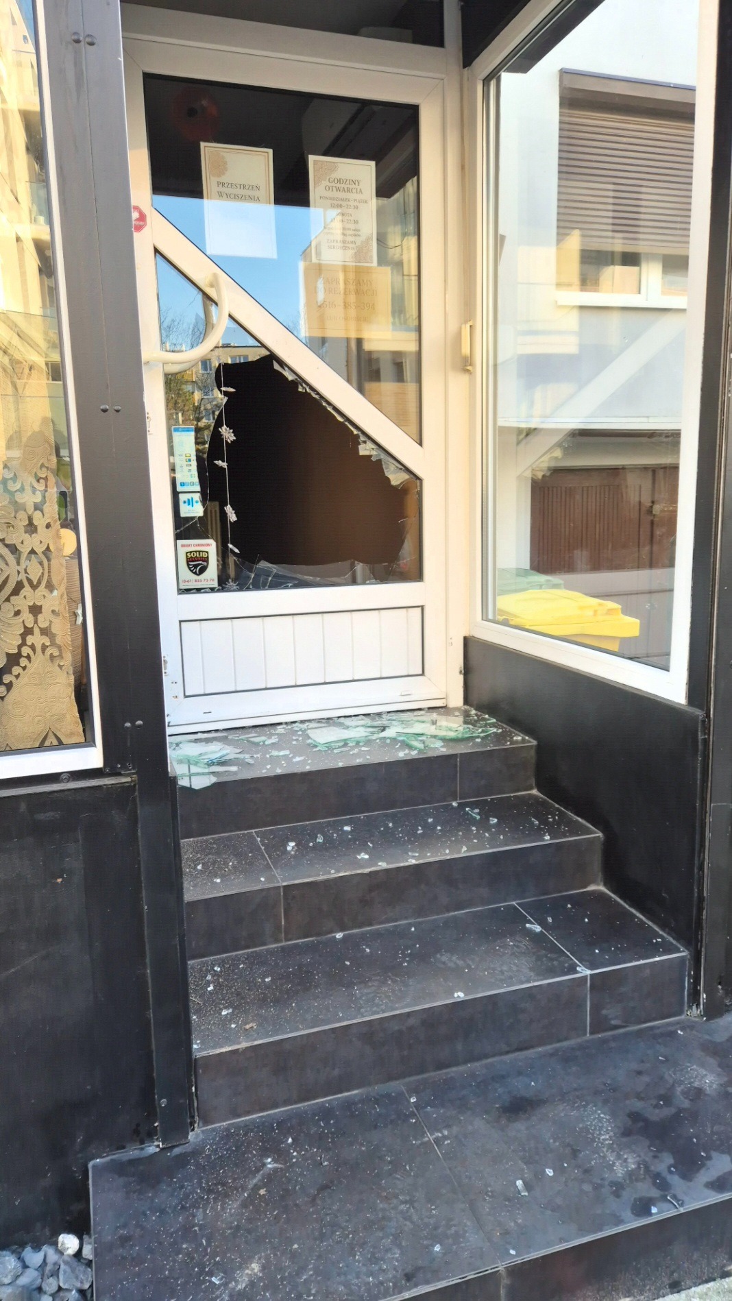 Włamanie do salonu masażu na Winogradach. "Okres świąteczny to gorący czas również dla złodziei"