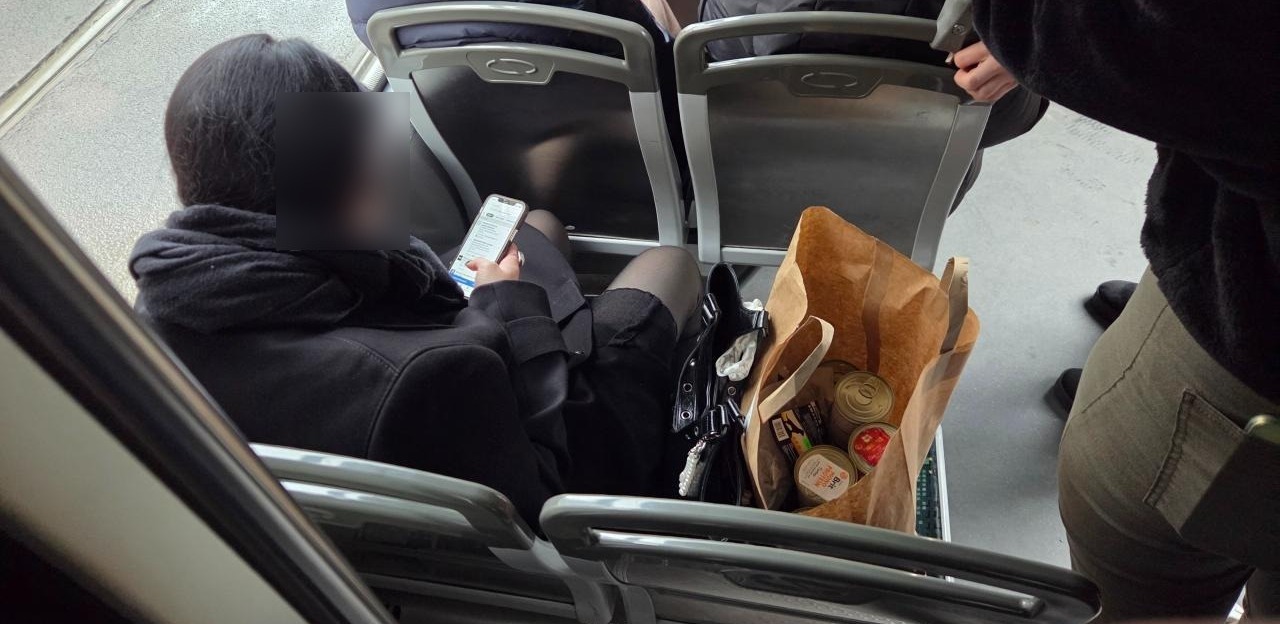 W tramwaju ścisk, siedzenie zajęte przez torbę z zakupami. "Kolejna gwiazda"