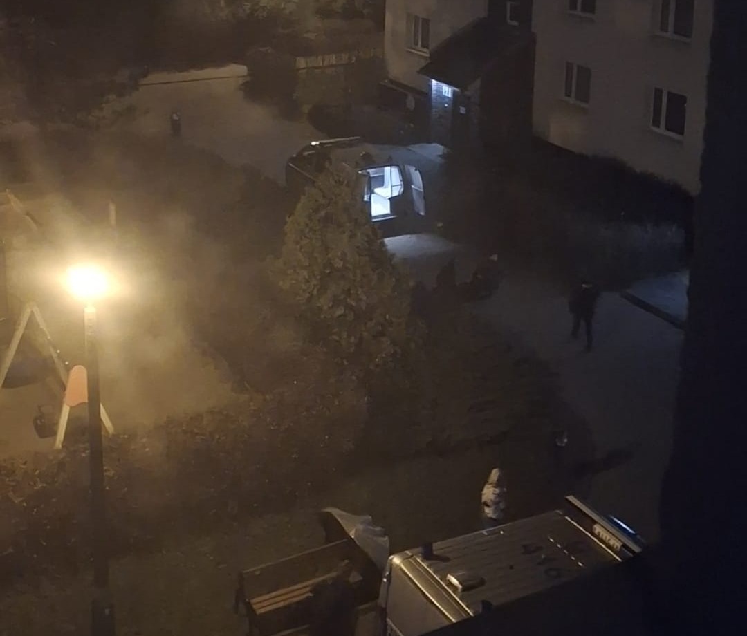 Nocna akcja policji na poznańskim osiedlu. Jeden z mieszkańców agresywny wobec policjantek