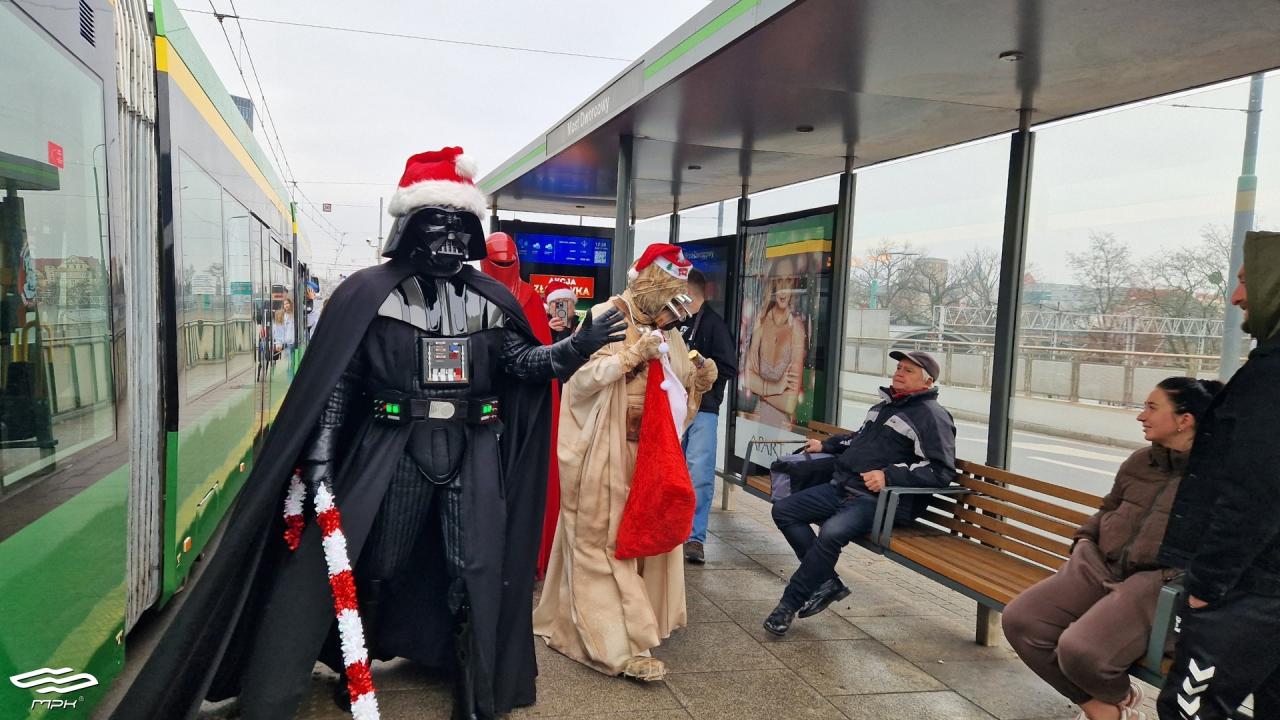 Podczas finału WOŚP wylicytowali przejażdżkę tramwajem z Bonn. Przebrali się w kostiumy i wręczali upominki mieszkańcom Poznania