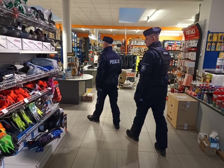 Wielkopolska Policja apeluje o rozwagę podczas świątecznego szaleństwa zakupowego. "Pilnuj dzieci na zakupach"