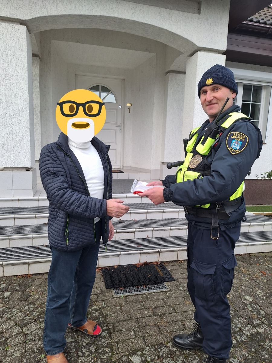 Straż Miejska interweniowała w sprawie poszarpanej flagi Polski. Ustaliła właściciela flagi i ...dała mu "prezent" na święta