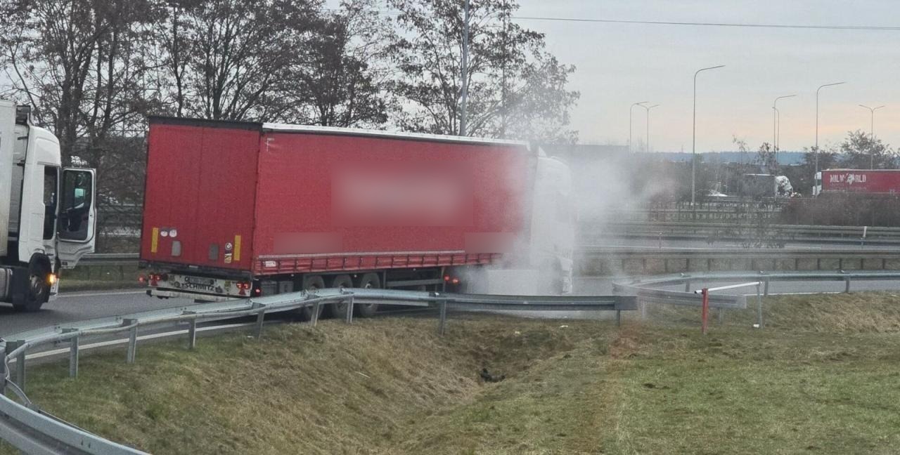 Utrudnienia na węźle Poznań Zachód. Dym z ciężarówki