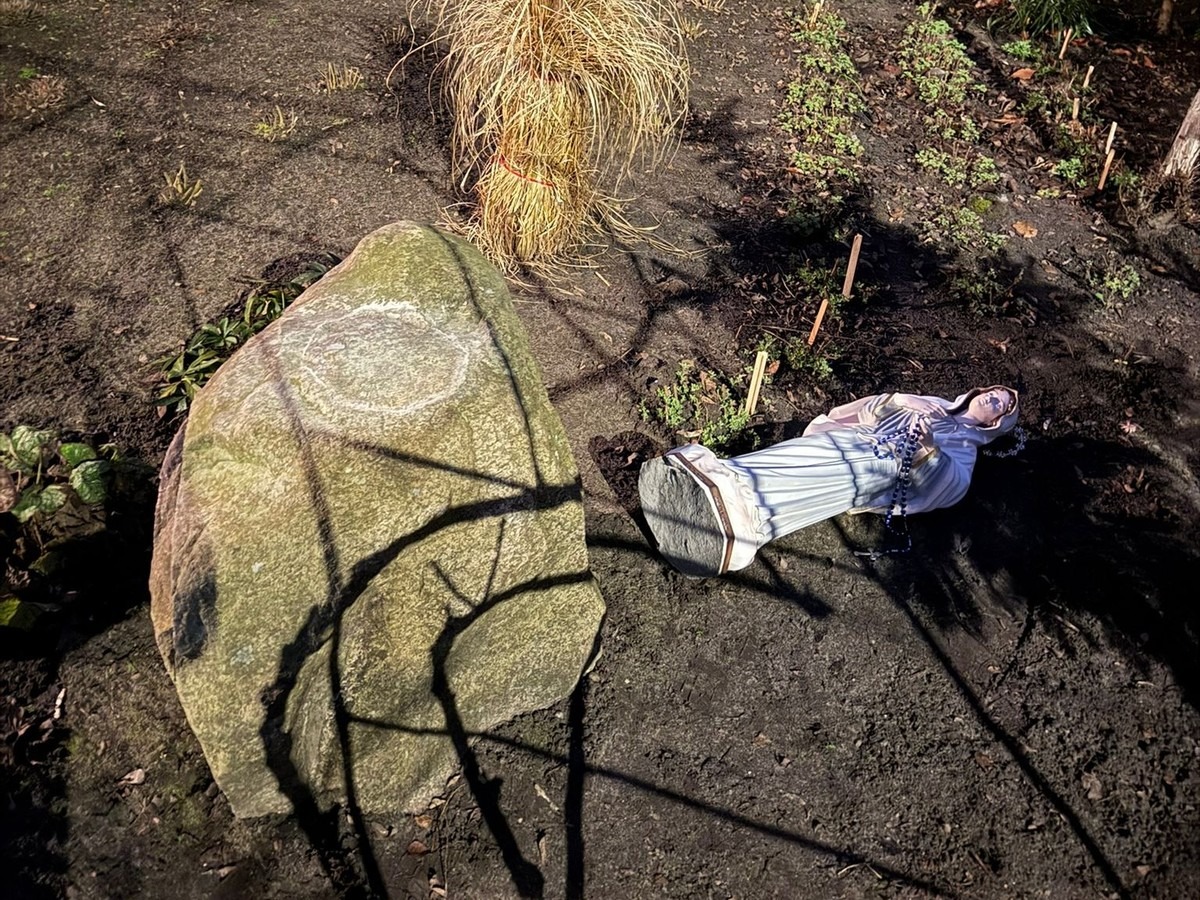 Region. Pijany parafianin przewrócił figurę Matki Bożej, zrobił demolkę w ogródku plebanii i groził proboszczowi