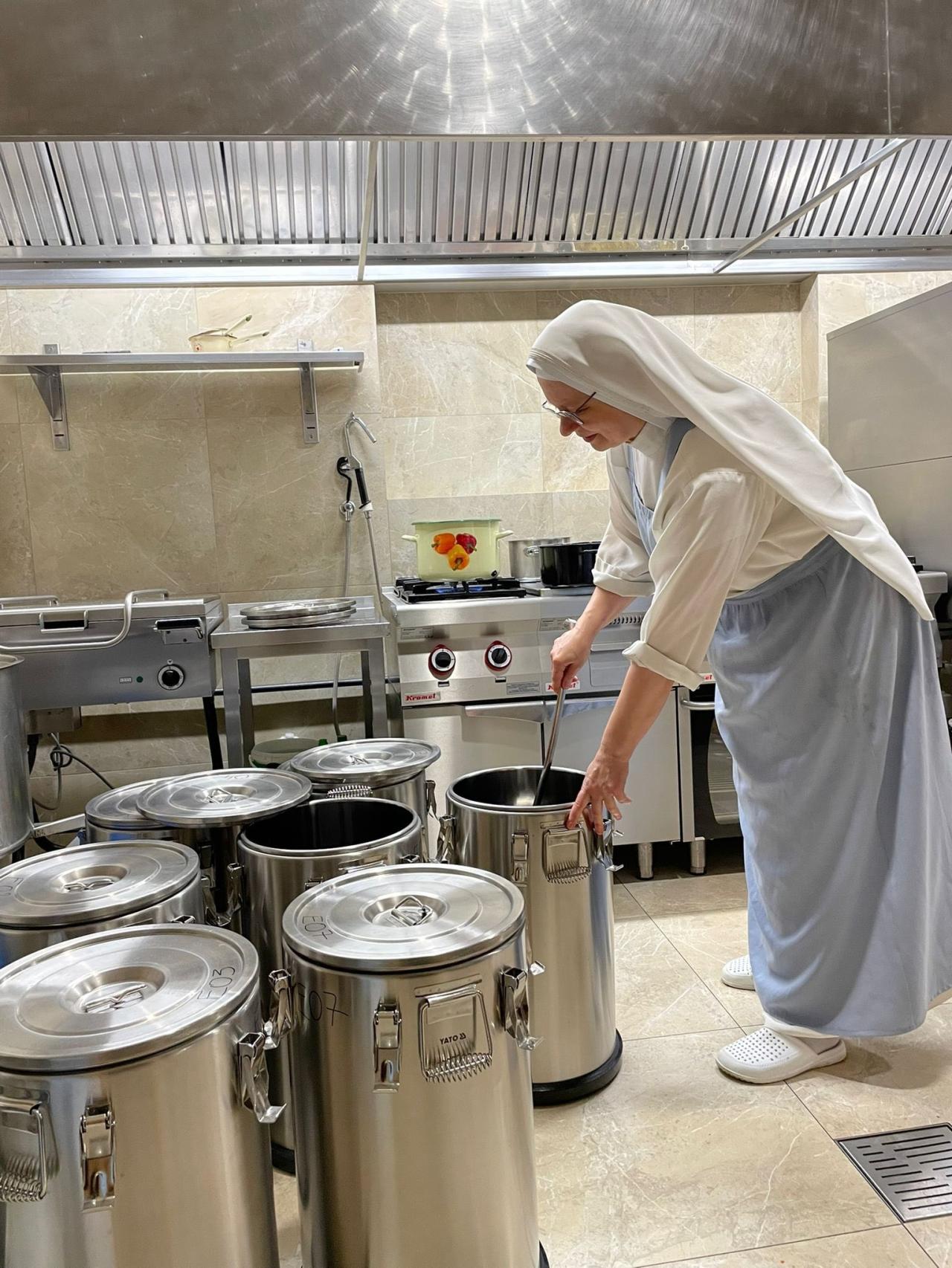 Trwają wielkie przygotowania do Wigilii Caritas. Karpie już usmażone, ciasta są gotowe i dochodzi barszcz